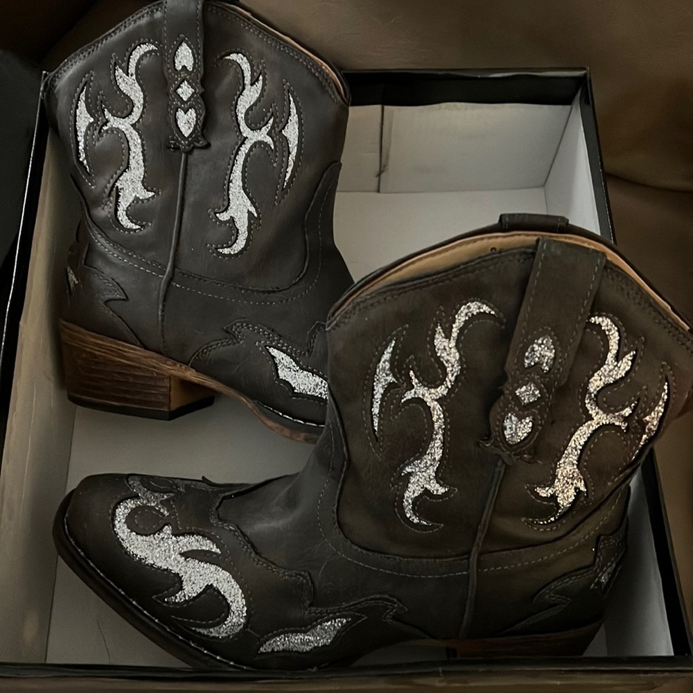 Pierre Dumas black booties